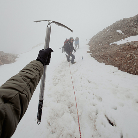 Pick axe climbing snow (466x466)